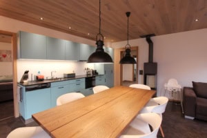 Helle moderne Küche mit Esstisch und Sitzgelegenheiten bei DreamView.