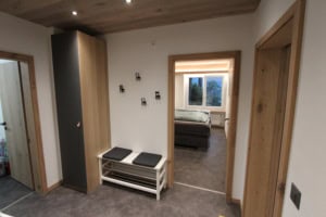 Gemütliches Schlafzimmer mit großem Fenster und Holzdetails bei DreamView.