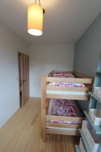 Gemütliches Schlafzimmer mit Etagenbett und moderner Einrichtung bei DreamView.