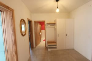 Heller Flur mit weißem Schrank und Holzdetails bei DreamView.
