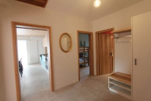 Innenansicht einer modernen Wohnung mit Holzrahmen und offener Gestaltung.