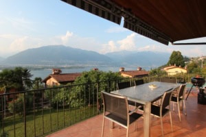 balkon mit seesicht lago maggiore san nazzaro ferienwohnung tessin