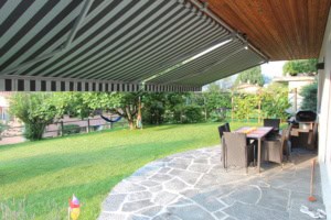 terrasse mit essbereich und garten ferienwohnung san nazzaro lago maggiore tessin