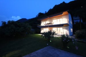 ferienwohnung san nazzaro lago maggiore haus mit garten abend tessin