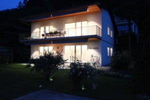 ferienwohnung san nazzaro lago maggiore haus mit terrasse bei nacht tessin