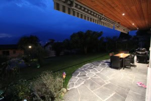 terrasse und garten abend ferienwohnung san nazzaro lago maggiore tessin