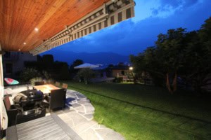 garten und terrasse abend ferienwohnung san nazzaro lago maggiore tessin