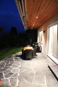 terrasse mit essbereich abend beleuchtung ferienwohnung san nazzaro lago maggiore tessin
