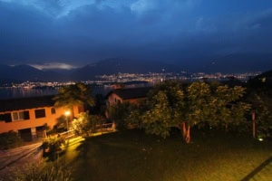 garten mit aussicht lago maggiore nacht san nazzaro ferienwohnung tessin