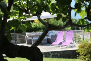Entspannender Gartenbereich mit Sonnenliegen und Sitzgruppe im Freien.