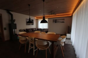 Helle, moderne Wohnküche mit Esstisch und gemütlicher Sitzecke.