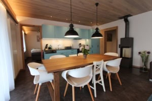 Helle, moderne Küche mit Esstisch und Stühlen in einem stilvollen Zuhause.