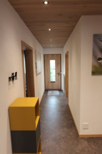 Heller Flur mit Holzdecke und moderner Einrichtung bei DreamView.