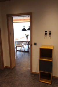Innenansicht mit Blick in den Essbereich und moderne Dekoration.