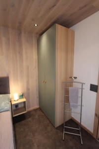 schlafzimmer mit kleiderschrank ferienwohnung san nazzaro lago maggiore tessin