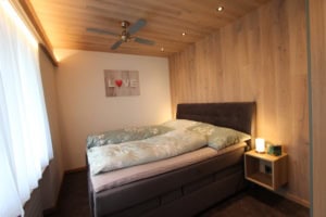schlafzimmer mit doppelbett ferienwohnung san nazzaro lago maggiore tessin