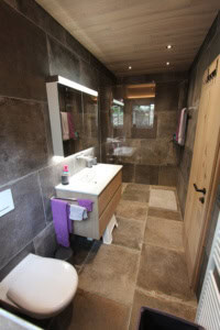modernes badezimmer mit dusche ferienwohnung san nazzaro lago maggiore tessin