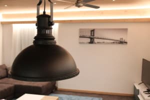 Moderne Pendelleuchte im Wohnbereich des Ferienapartments in San Nazzaro am Lago Maggiore