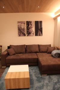 Wohnzimmer mit Sofa im Ferienapartment in San Nazzaro am Lago Maggiore