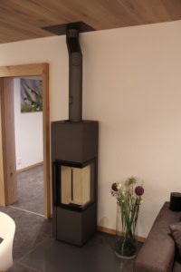 Wohnbereich mit Kamin im Ferienapartment in San Nazzaro am Lago Maggiore